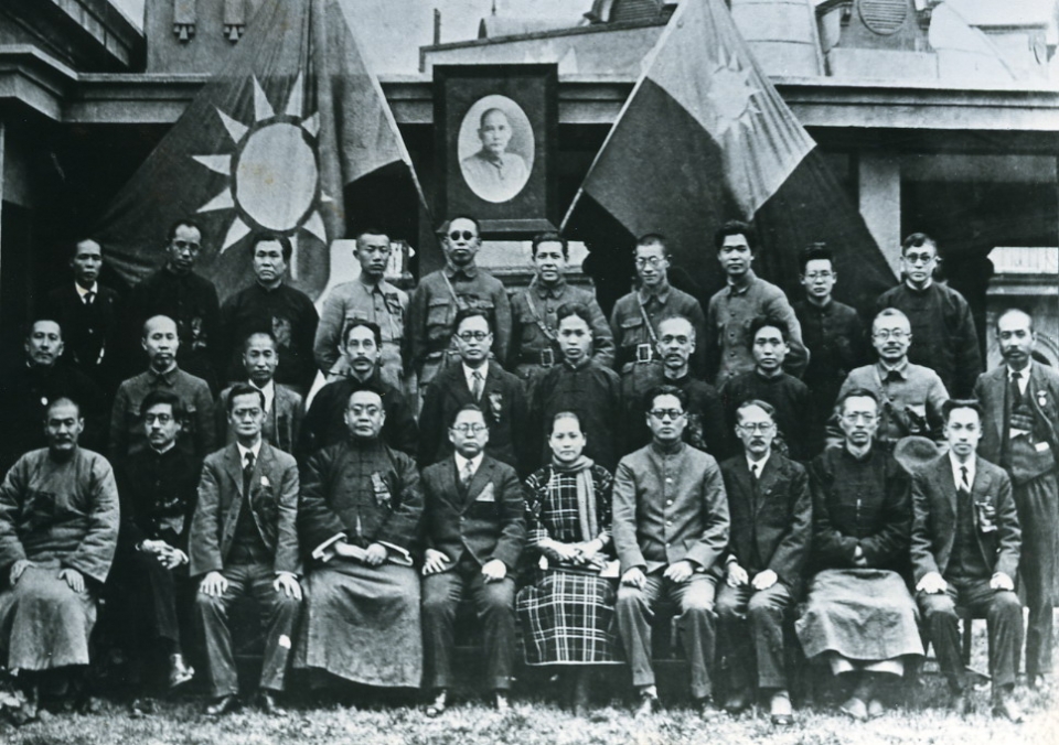 1927년 3월, 국공분리 이전에 국민당 대회에 참석한 마오쩌둥(가운데 열 중 오른쪽에서 세 번째) /위키피디아