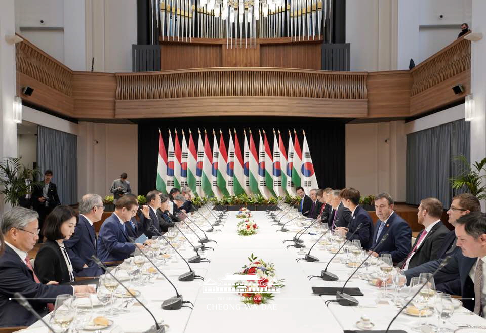 문재인 대통령은 총리실에서 오르반 빅토르 헝가리 총리와 업무오찬 회담을 갖고 있다. /사진=청와대