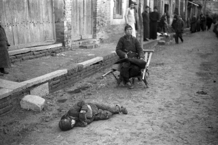 1942년 대기근 당시 거리에 쓰러져 있는 사람 /China Underground