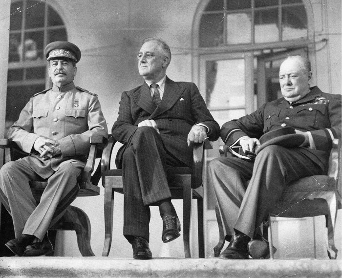 1923년 11월말 테헤란에 모인 세정상. 왼쪽부터 이오시프 스탈린, 프랭클린 루스벭트, 윈스턴 처칠 /위키피디아