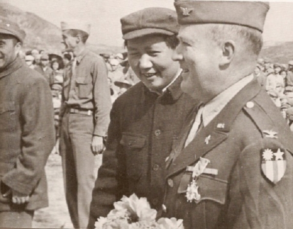 1944년 7월 옌안을 방문한 미국 정보장교 데이비드 배럿 대령과 마오쩌둥 /위키피디아