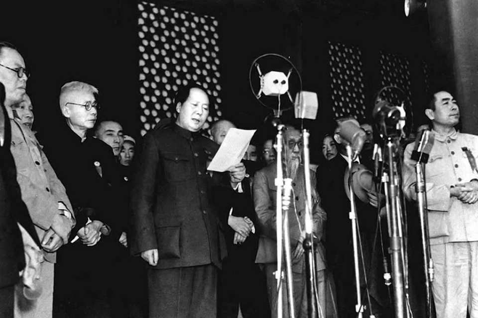 1949년 10월 1일 베이징 톈안문 광장에서 마오쩌둥이 중화인민공화국 수립을 선포하고 있다. /위키피디아