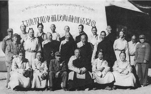 중공대표와 티베트 대표가 티베트의 평화적 해방을 경축하고 있다. /위키피디아