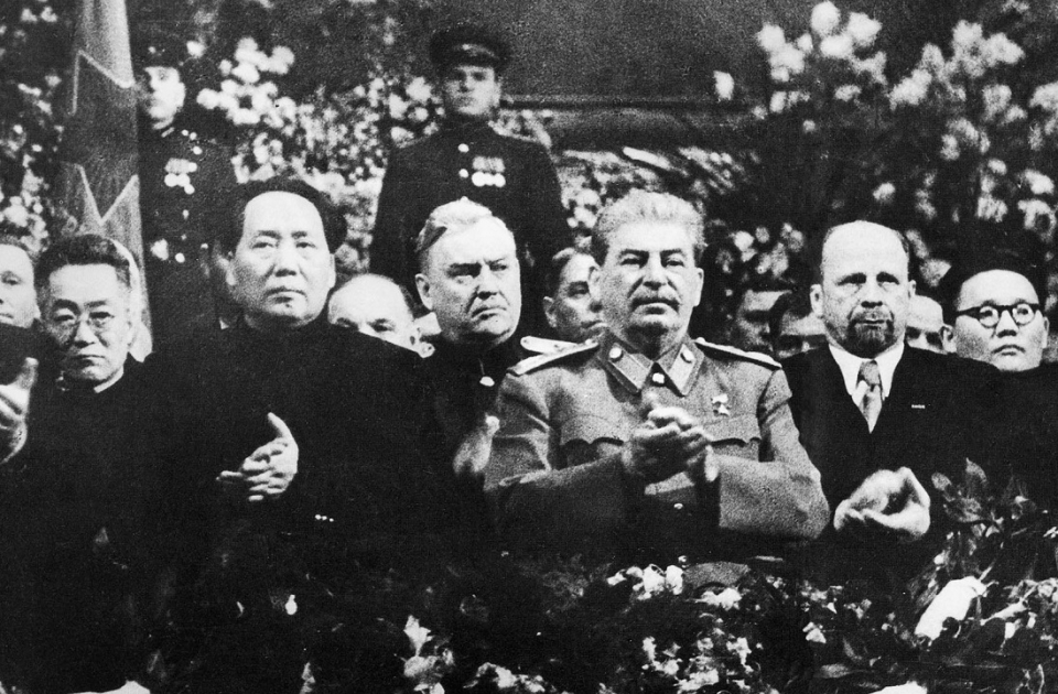 1949년 12월 모스크바를 방문한 마오쩌둥이 이오시프 스탈린과 만나고 있다. /위키피디아