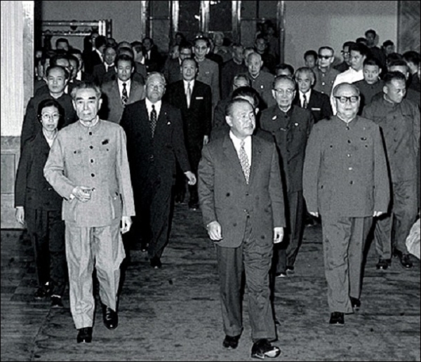 1972년 9월 28앨 다나카와 저우언라이 인민대회당 만찬장으로 들어가고 /인민망