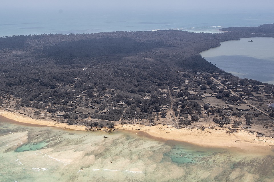 화산재로 뒤덮힌 통가 섬 전경. (항공 촬영) /위키피디아