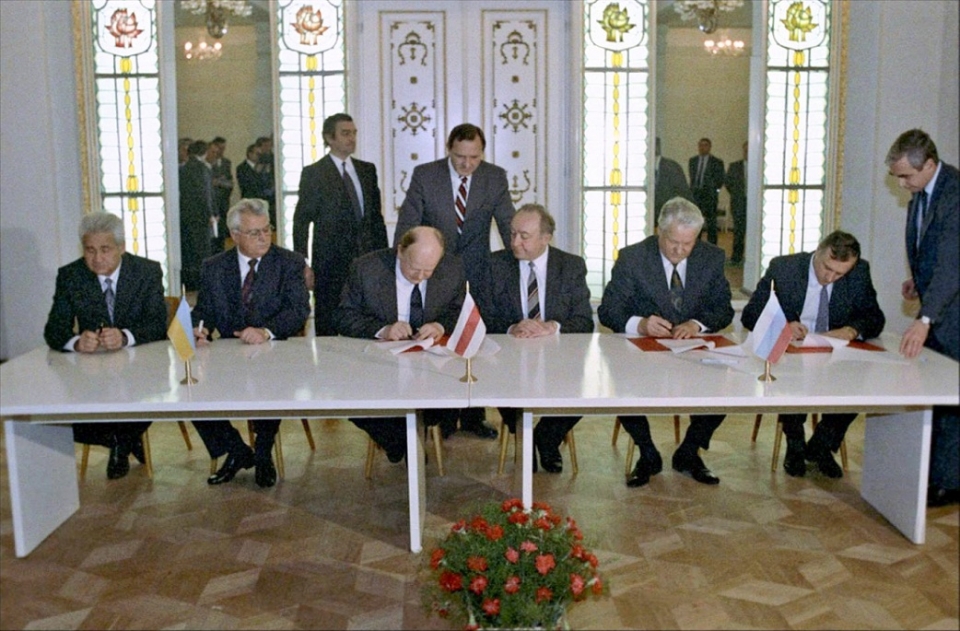 러시아의 옐친 대통령, 우크라이나 크라프추크 대통령, 벨라루스의 슈시케비치 의장이 1991년 12월 8일 연방 탈퇴에 서명하고 있다. /위키피디아