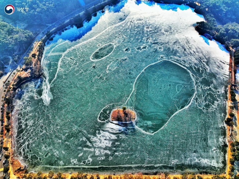 (동상) 빙하 / 남상우 作충청북도 제천의 의림지가 한파로 얼어붙은 모습. 드론을 이용해 촬영했다.