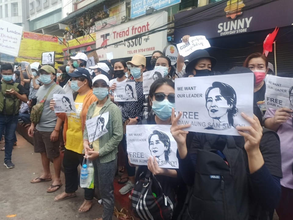 아웅산 수키 석방을 요구하는 미얀미 시위대 (2021. 2. 8.) /위키피디아