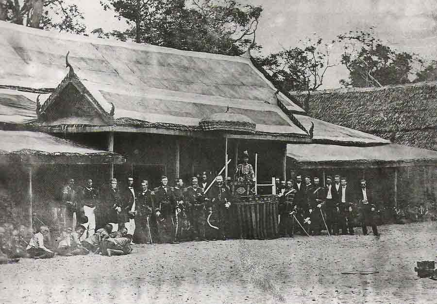 1868년 8월 18일 몽꿋 왕이 태국 남부 후아완에서 수행원과 영국인에 둘러싸여 개기일식을 관찰하고 있다. /위키피디아
