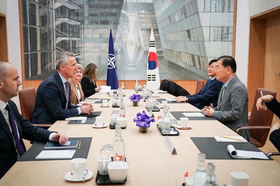 정의용 외교부 장관이 8일 브뤼셀에서 옌스 스톨텐베르그 NATO 사무총장과 회담하고 있다. /사진=외교부
