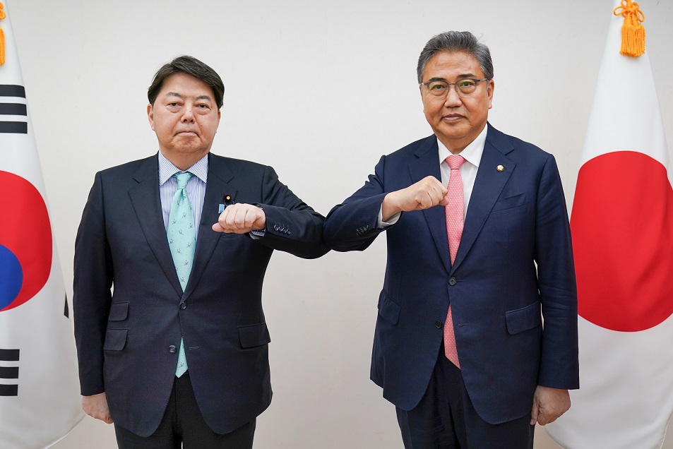 박진 외교부 장관 후보자(오른쪽)는 9일 서울을 찾은 하야시 요시마사 일본 외무상과 회담했다. /사진=외교부
