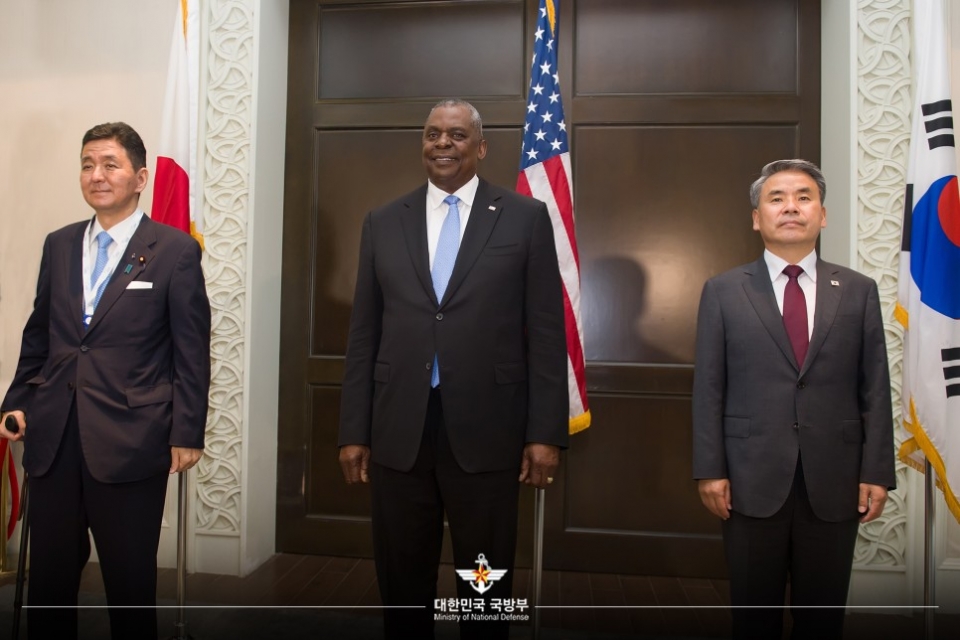 ​이종섭 국방장관, 로이드 오스틴 미국 국방장관, 기시 노부오 일본 방위상이 11일 싱가포르 샹그릴라 호텔에서 회담에 앞서 기념촬영을 하고 있다. /사진=국방부​