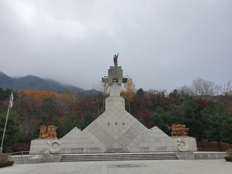 검단산 등산로 입구의 충혼탑 /박차영