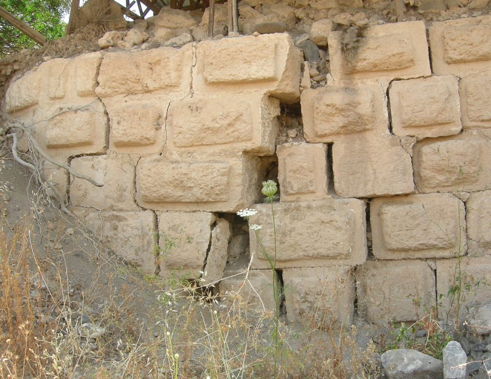 이스라엘 야곱 포드(Jacob's Ford) 성벽의 갈라짐 /위키피디아