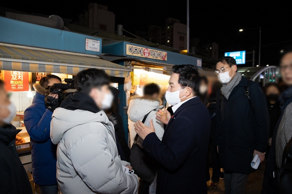 3일 저녁 사당역에서 광역버스 상황 체험한 원희룡 국토부 장관 /페이스북 사진
