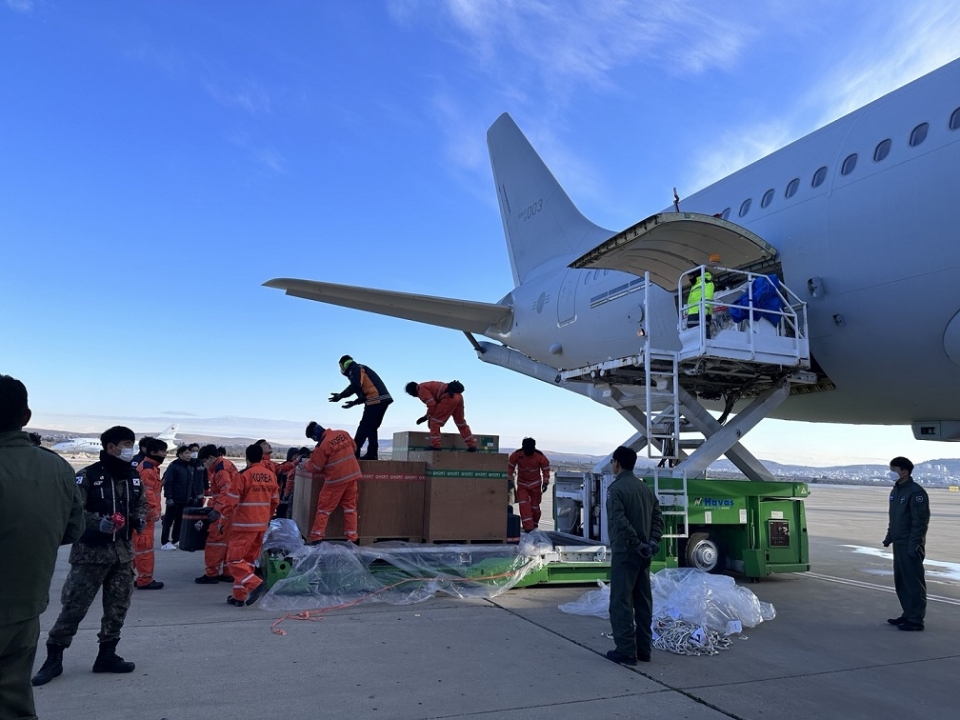 대한민국 긴급구호대가 2월 8일 튀르키예 가지안텝 국제공항에 도착, 구호장비를 하역하고 있다. /사진=외교부