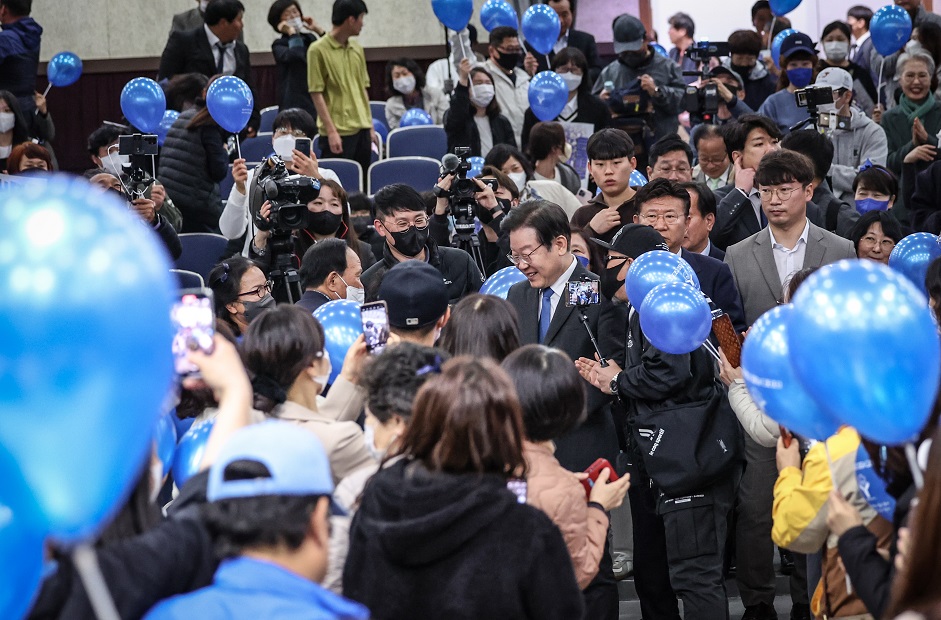 3월 24일 이재명 민주당대표가 울산상공회의소에서 열린 국민보고회에 참석하고 있다. /사진=민주당