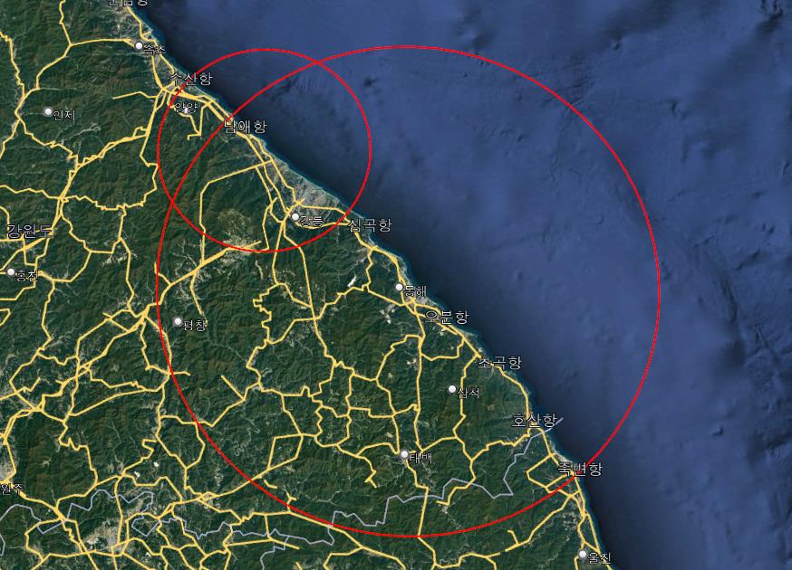1681년 강진 때의 진앙(작은원)과 5월 15일 지진의 진앙(큰원). 1681년 주문진 앞 25km 진도 약8, 2023년 동해 북동 59km 진도 4.5. /그래픽=이효웅