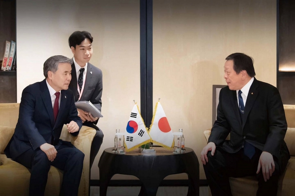 제20차 아시아안보회의에 참석 중인 이종섭 국방부 장관이 4일 싱가포르 샹그릴라 호텔에서 하마다 야스카즈 일본 방위상과 양자회담을 하고 있다.