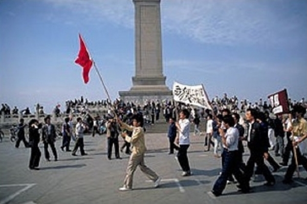 1989년 톈안먼 광장에서 시위하는 중국 학생 /위키피디아