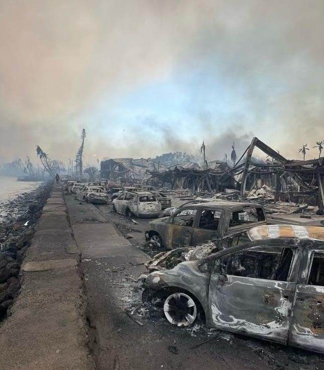 미국 하와이 마우이섬 화재로 불탄 자동차들 /위키피디아