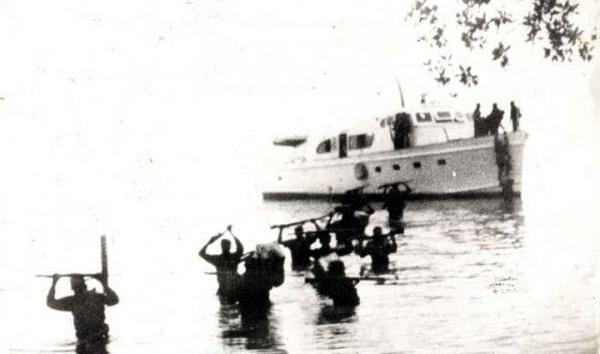 1956년 12월초, 좌초한 그란마호를 탈출 쿠바 해안에 상륙하는 게릴라들 /위키피디아
