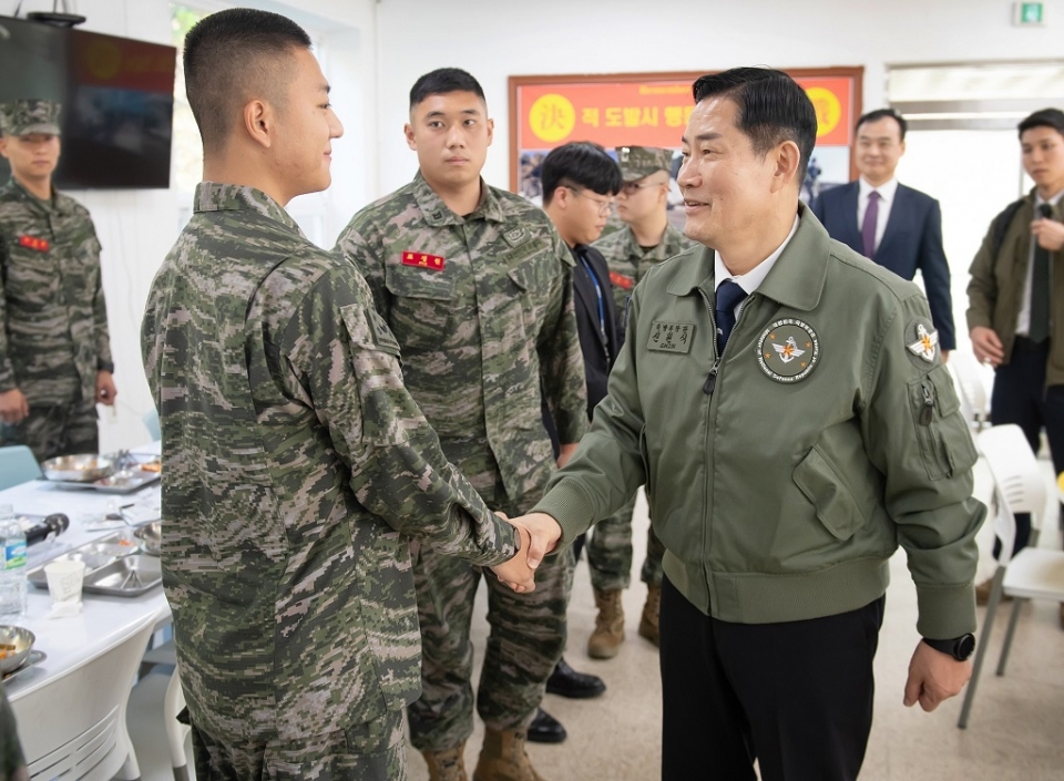 신원식 국방부장관이 10월 23일 해병대 연평부대를 방문해 장병들을 격려하고 있다. /사진=국방부