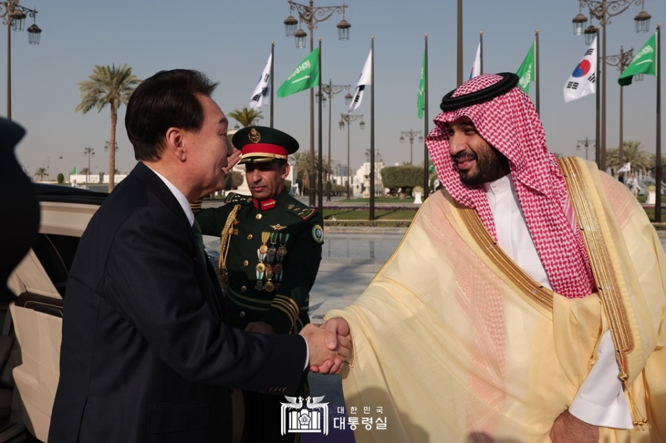 10월 22일 사우디아라비아 리야드의 야미아 궁에 열린 국반방문 공식환영식에 윤석열 대통령과 무함마드 빈 살만 왕세자 겸 총리가 악수하고 있다. /사진=대통령실