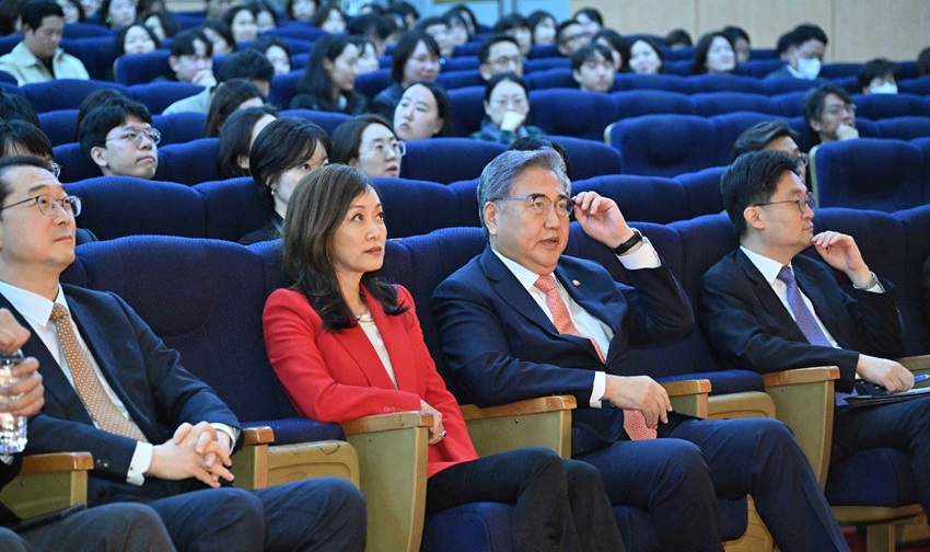 박진 외교부 장관과 수미 테리 영화제작자가 6일 오전 서울 정부서울청사에서 열린 다큐멘터리 '비욘드 유토피아' 상영회에 참석했다. /사진=외교부