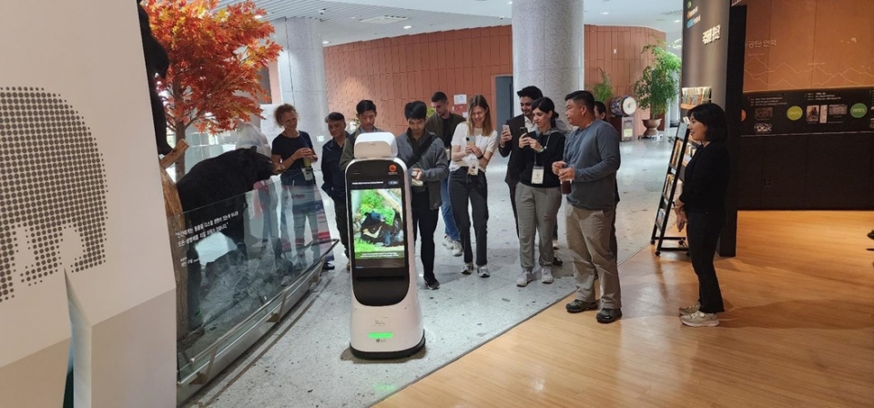 국립공원공단 본사에 설치된 AI로봇이 영어로 해설하고 있다. /사진=환경부