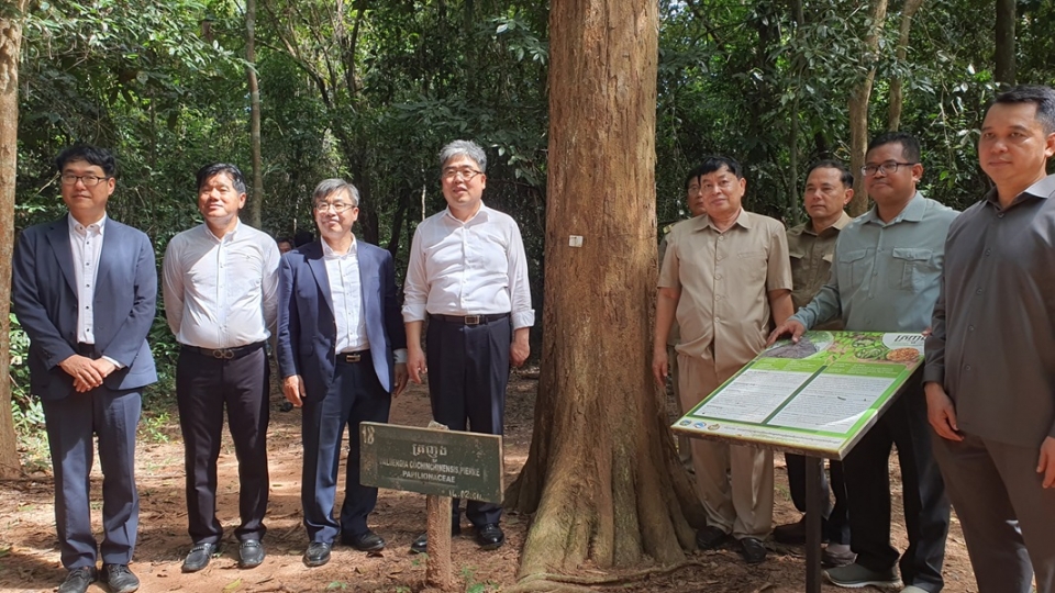 캄보디아 시엠립주에서 자연휴양림 및 한-아세안 정원의 공동기공식 /사진=산림청