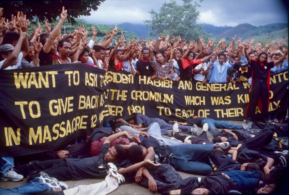 산타크루즈 학살사건에 대한 항의시위(1998) /위키피디아