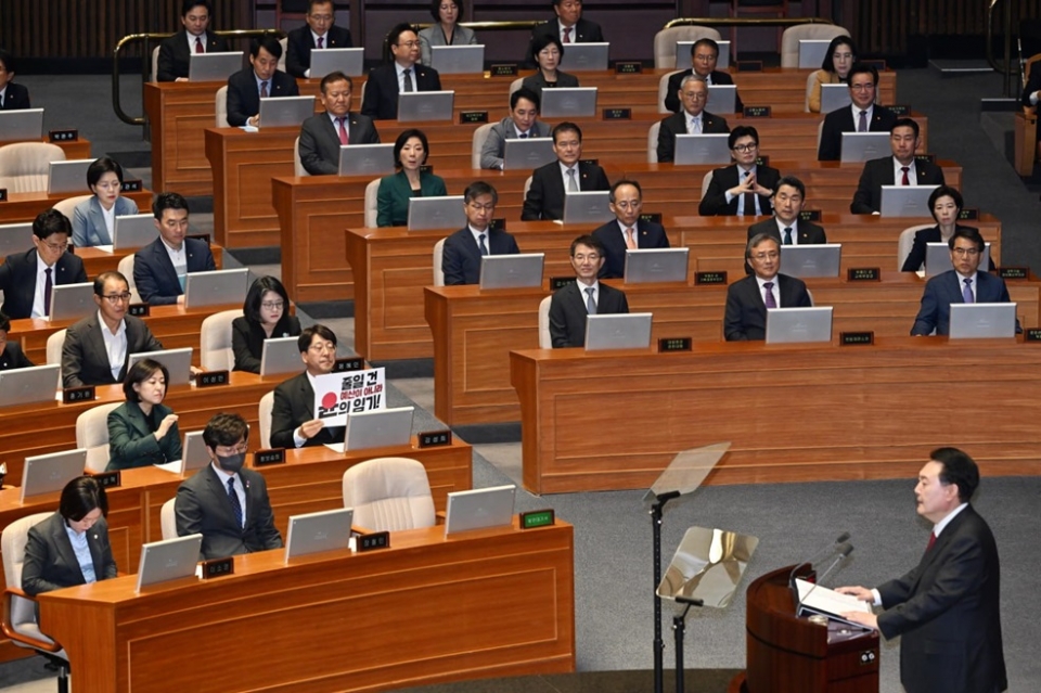 11월 1일 대통령 국회 시정연설에 피킷을 든 강성희 의원 /강 의원 페이스북 사진