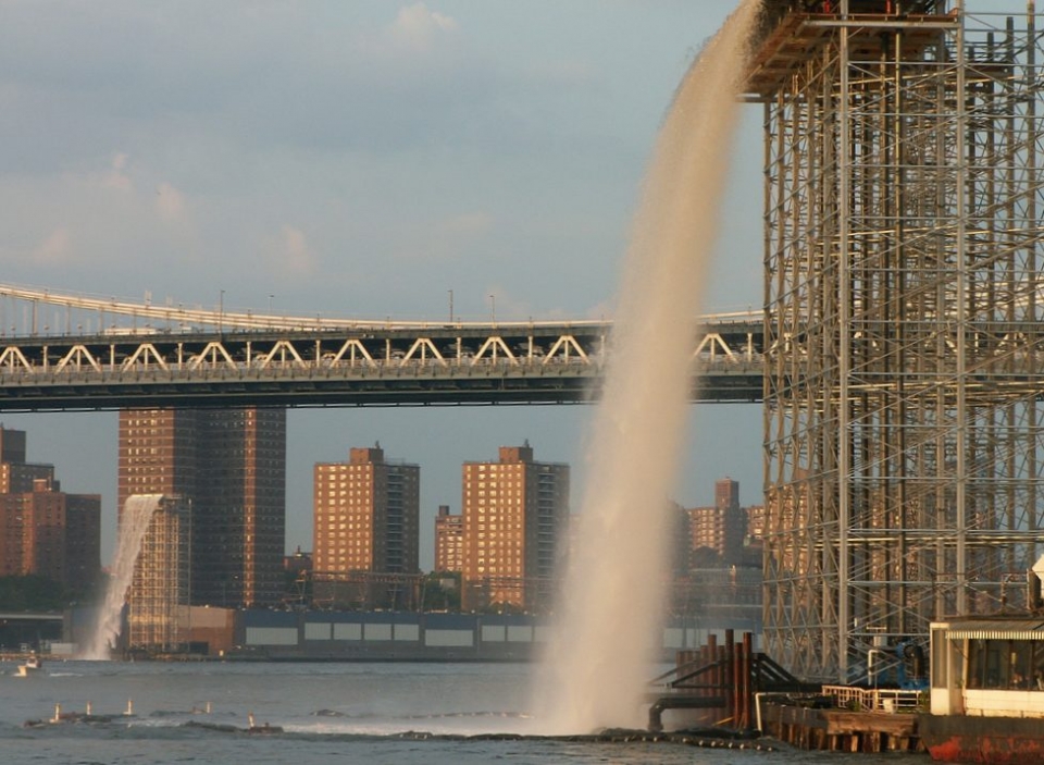 올라퍼 엘리아슨이 뉴욕 브루클린 브리지 아래에 설치한 인공폭포. 배경의 다리는 맨해튼 브리지다. /위키피디아