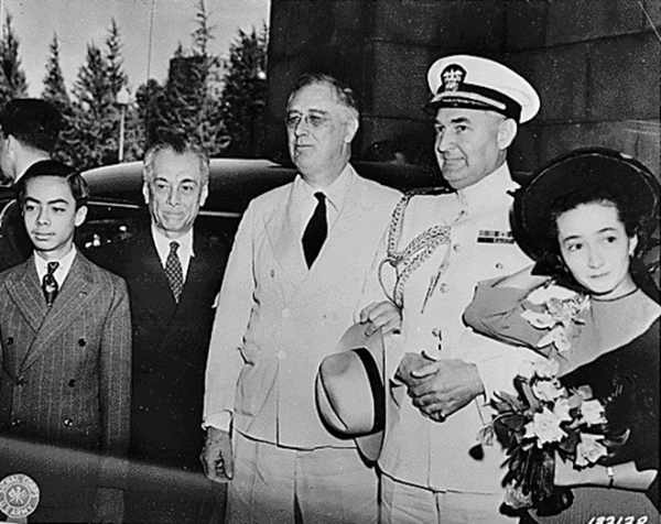 1942년 필리핀 자치정부의 마누엘 케손 대통령이 일본에 필리핀을 점령당한 후 워싱턴으로 망명, , 프랭클린 루스벨트 대통령의 영접을 받고 잇다. /위키피디아