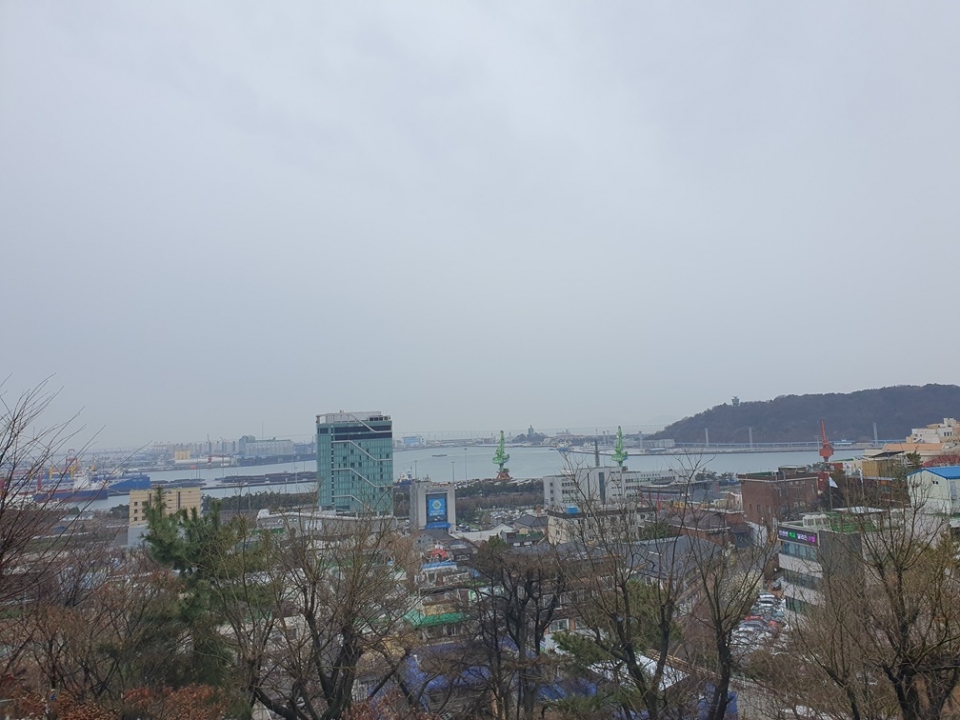 자유공원에서 바라본 인천항 /박차영